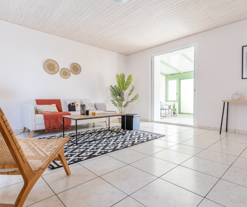 Piece de vie meublee et decoree pour la vente grâce a l'ajout de meubles, du home staging pour vente immobiliere a coueron