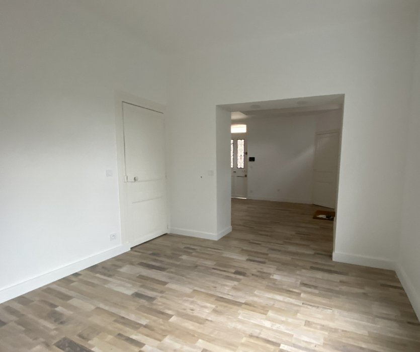 Home staging a La Baule Séjour vide avec murs blancs parquet 