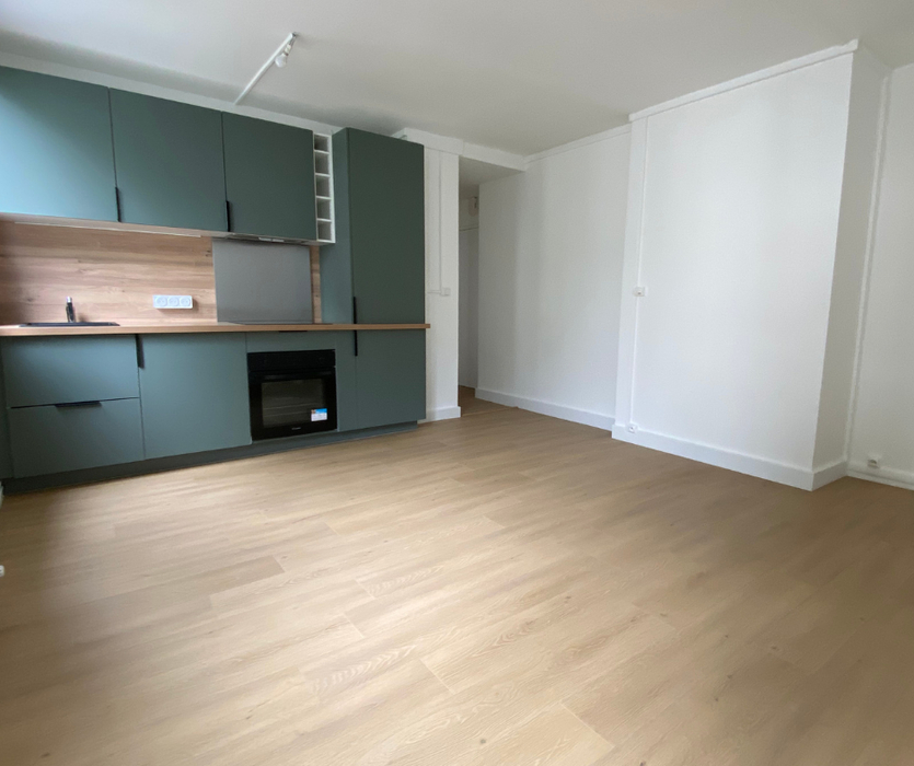 Home staging avant — salon appartement vide rénové Nantes Saint-Pasquier