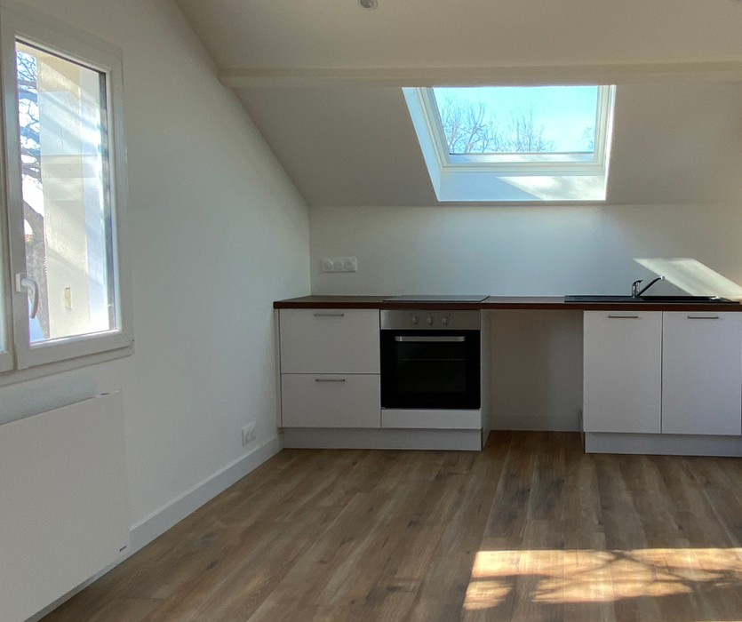 Avant home staging Pornic AntePostea Cuisine sous combles avec fenêtre de toit murs blancs parquet 