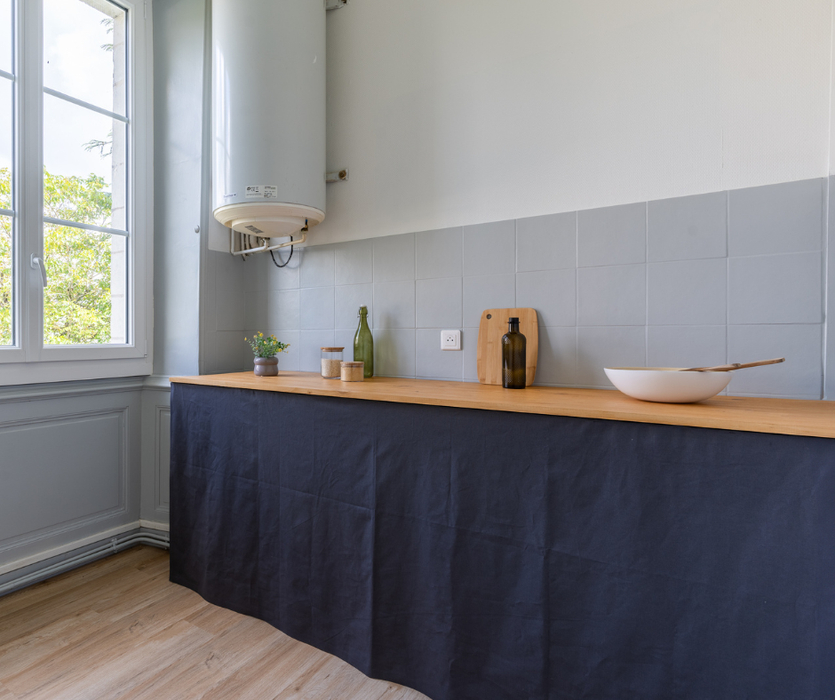 Home staging Nantes sud aménagement d'une cuisine avec bois et noir et accessoires planche bouteilles pots saladier