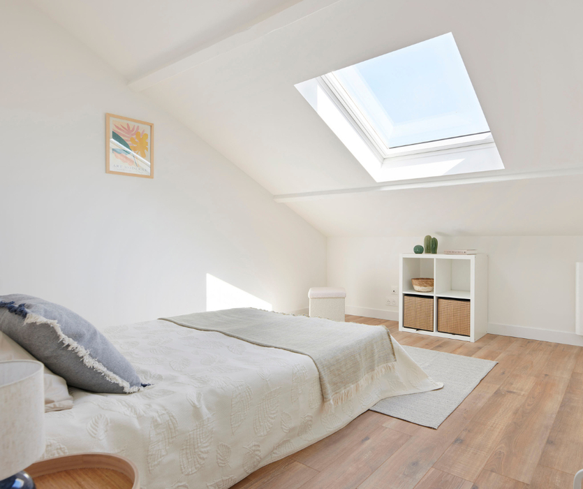 chambre en sous pente meublée pour la vente avec lit textile coussins tapis meuble rangement
