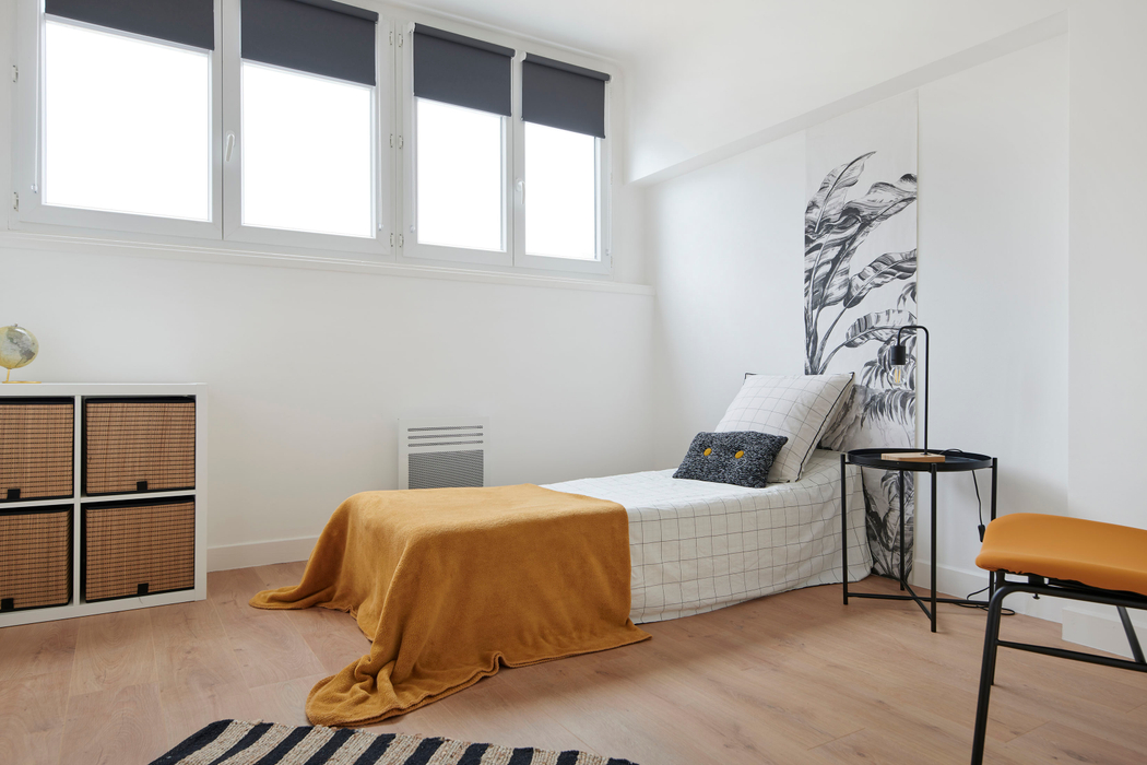 Chambre adolescent mise en scène avec l'installation d'un lit, tables de chevet, meuble rangement après home staging à Pornichet