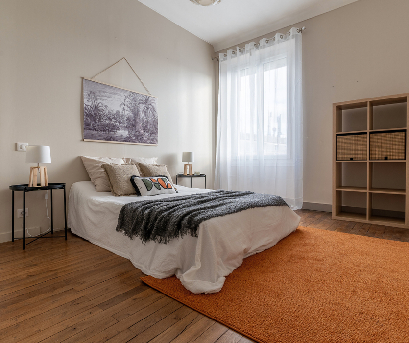 Home staging Nantes Chambre parentale meublée et décorée pour la vente avec lit table chevet tapis etagere