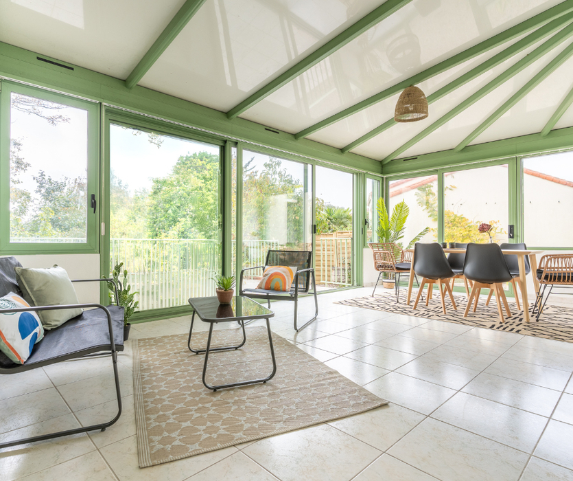 veranda meublee pour la vente avec l'aménagement d'un espace repas et salon apres home staging a coueron