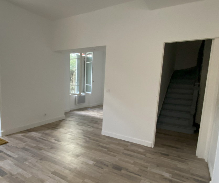 Home staging a La Baule Pièce de vie vide avec parquet murs blancs fenetre