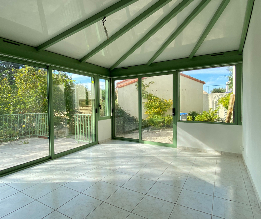 veranda ouverte sur le jardin vide pour la vente avant home staging a coueron