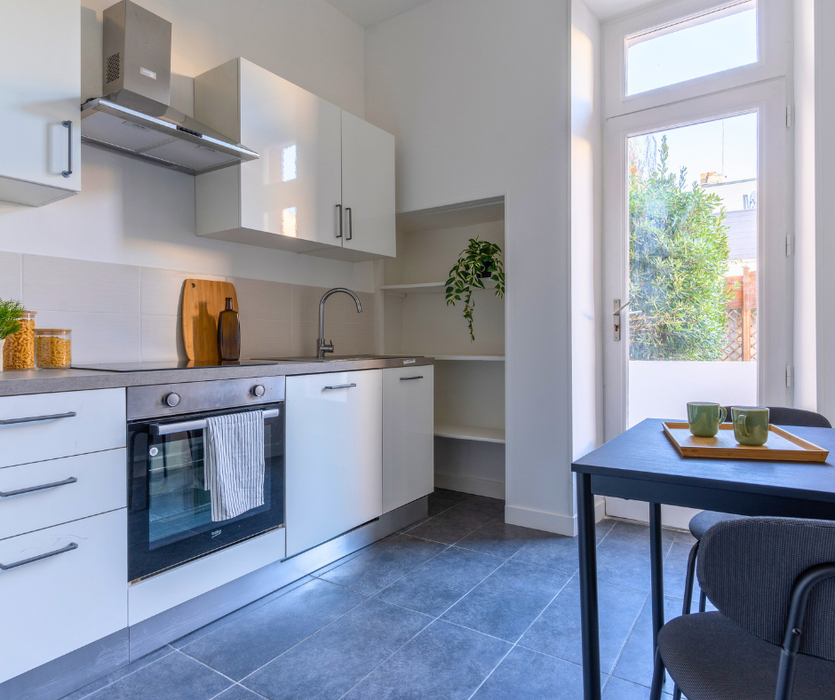 Home staging a La Baule accessoirisation d'une cuisine avec table chaise planche tasse bocaux plantes