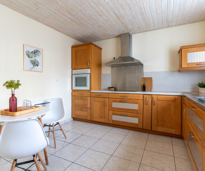 cuisine meublee et decoree avec l'ajout d'accessoires de decoration et meubles pour faciliter la vente grâce au home staging a coueron