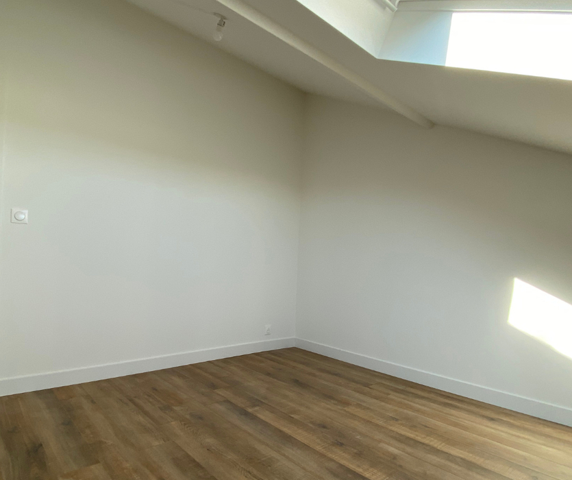 chambre sous combles fenetre de toit faible hauteur sous plafond