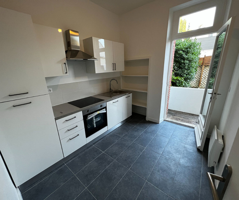 Home staging a La Baule Cuisine blanche carrelage gris porte ouverte sur l'exterieur