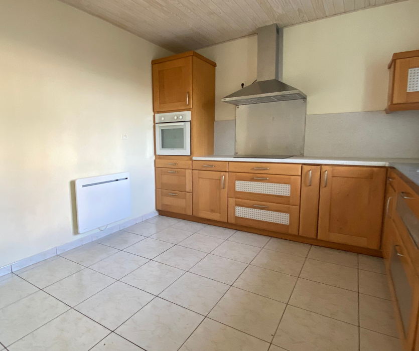 Avant home staging cuisine en bois vide dans une  maison à vendre a coueron