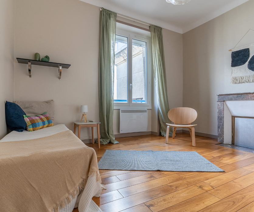 Apres Home staging Nantes chambre ado avec lit coussin tapis fauteuil cheminée deco murale
