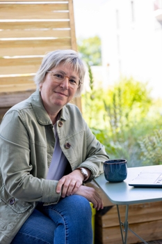 Agnès Augereau assise avec tasse cafe lors home staging a nantes