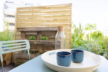 home staging en extérieur sur terrasse avec table vaisselle