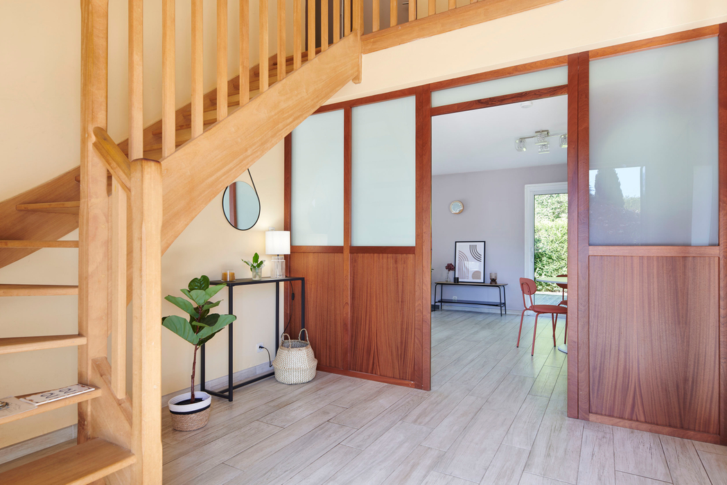 Après home staging Sautron entrée mise en valeur avec console miroir plante lampe panier