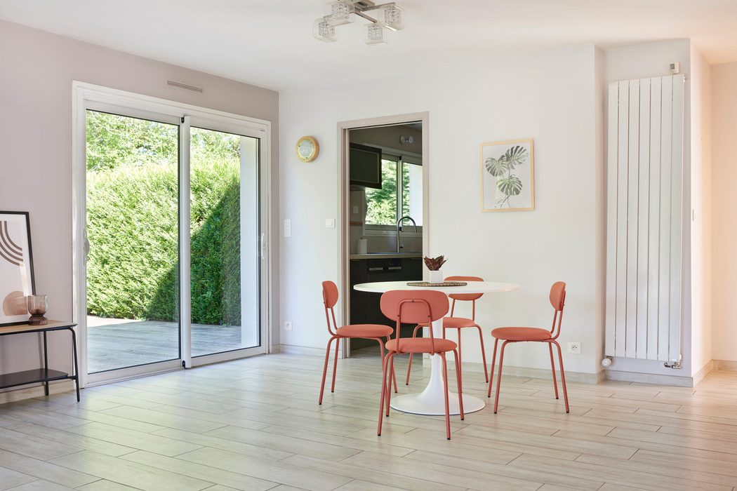 Après home staging Sautron table repas ronde blanche et chaises terra cotta 