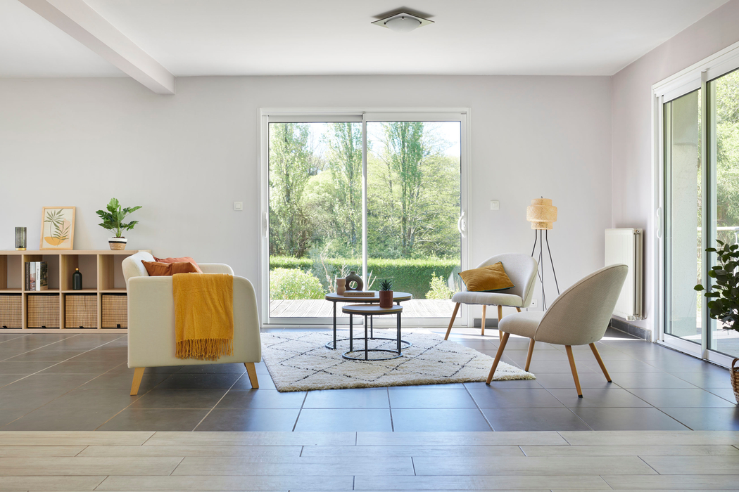 espace mis en scene avec le home staging avec fauteuil, table, tapis et meuble decoratif, pour prestation en home staging a sautron