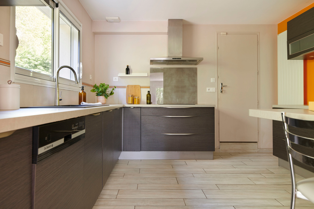 Après homestaging Sautron cuisine avec accessoires planche bocal plante bouteille