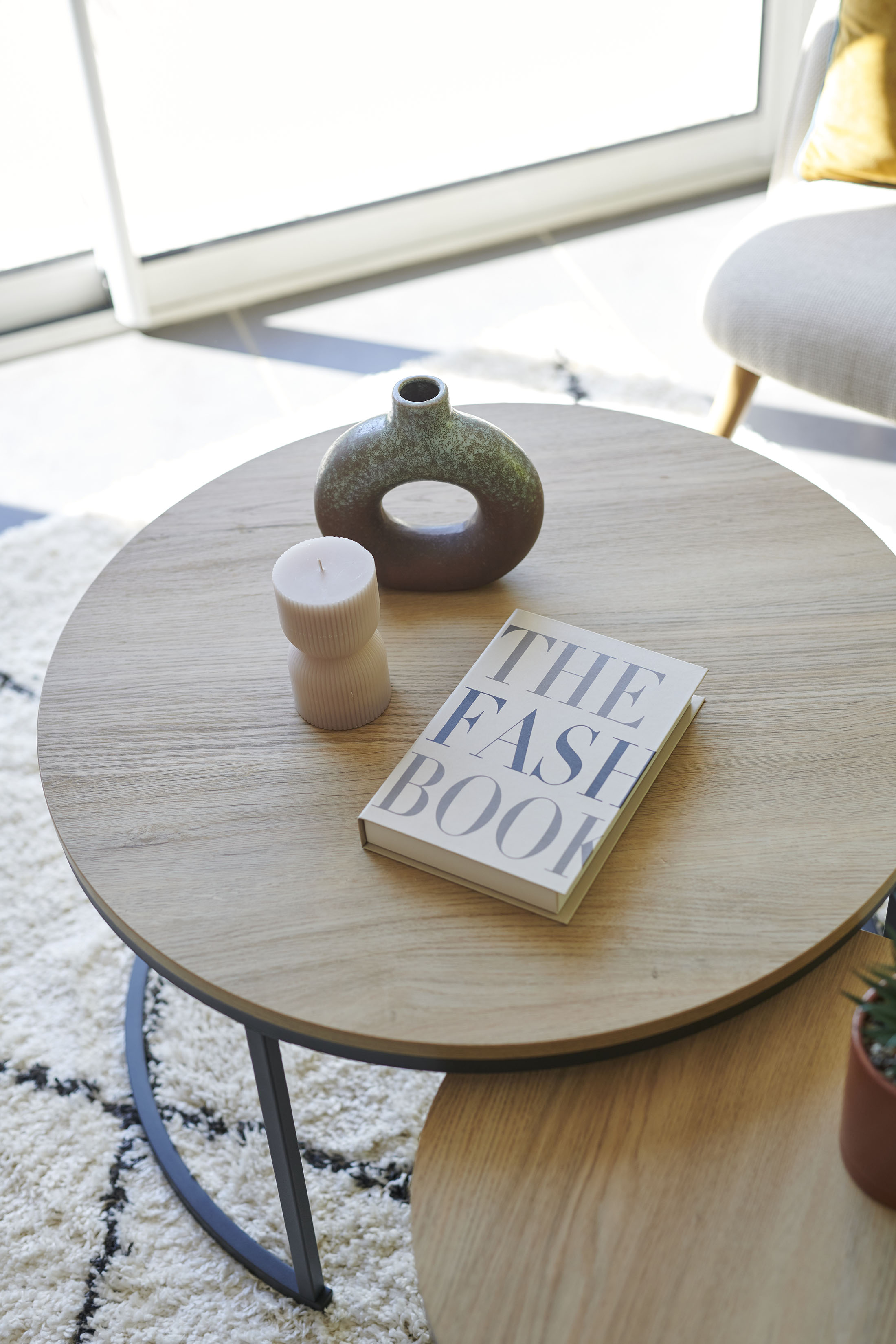 Home staging appartement temoin deco table basse vase bougie livre