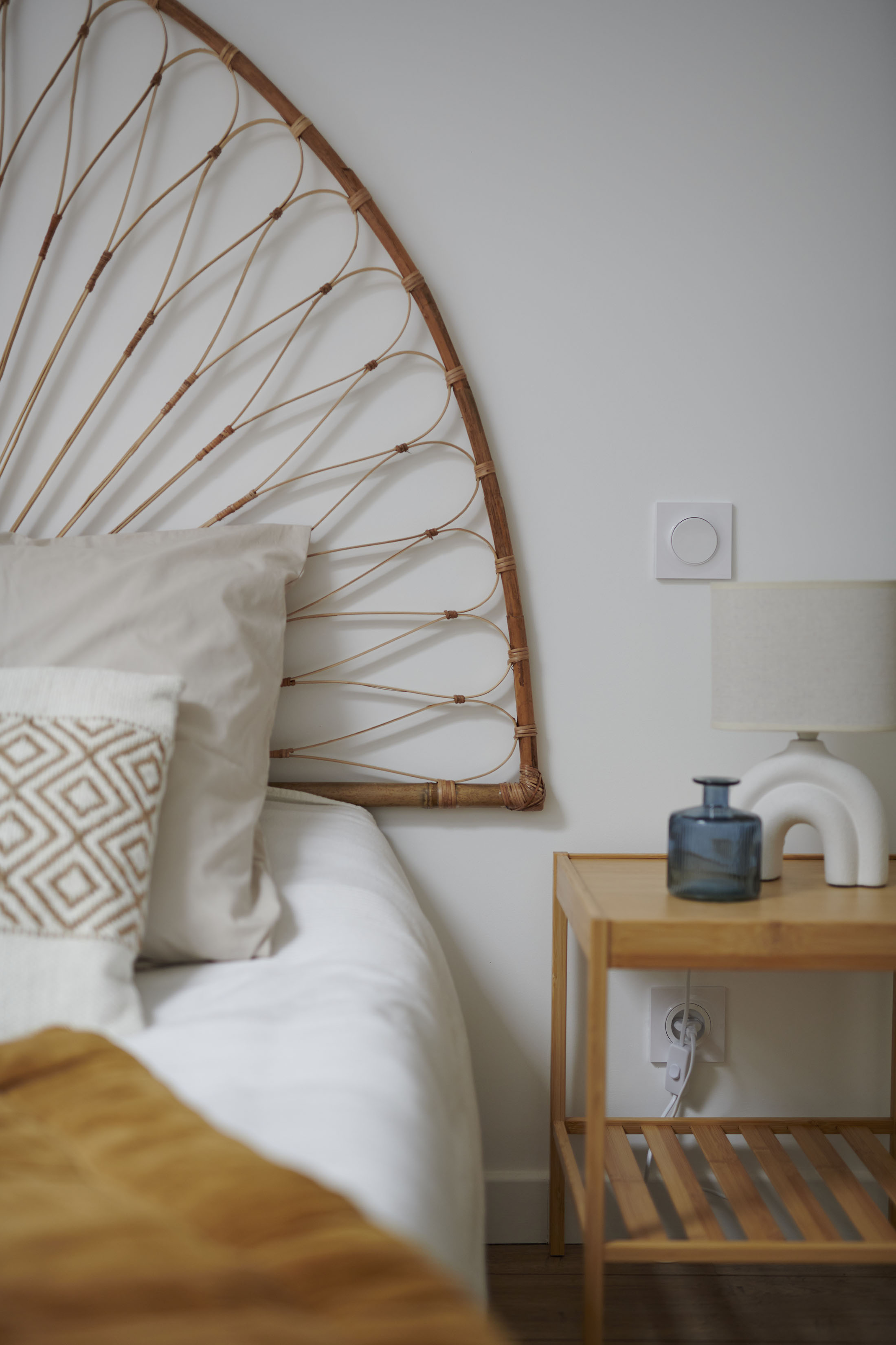 Mise en scene chambre avec tete de lit coussin dans home staging a Bouguenais