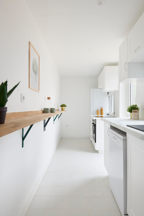 cuisine blanche valorisée grâce à l'ajout de l'étagère en bois, les accessoires de cuisine et déco après home staging à Pornichet