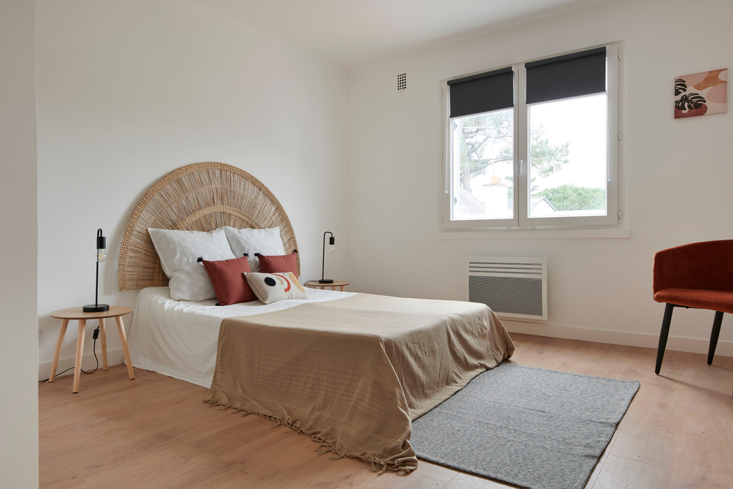 Exemple de mise en scène d'une chambre parentale dans une maison rénovée pour la vente  après home staging à Pornichet