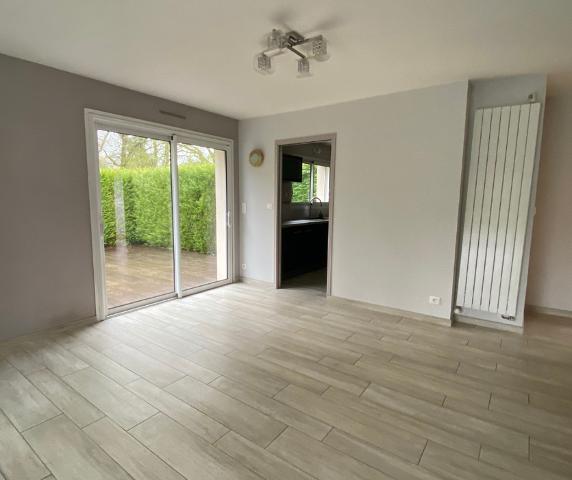 Avant home staging sautron pièce vide avec carrelage beige et baie vitrée