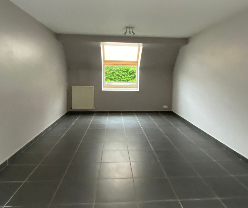 Avant home staging Sautron salle à manger vide avec carrelage et murs gris fenetre de toitvalorisation d un bien immobilier a sautron (44) avec une mise en scene et l utilisation du home staging reel