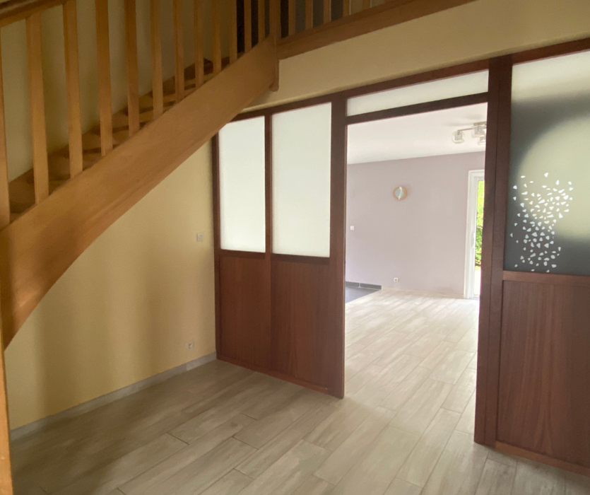 Avant home staging Sautron entrée escalier et porte vitree bois