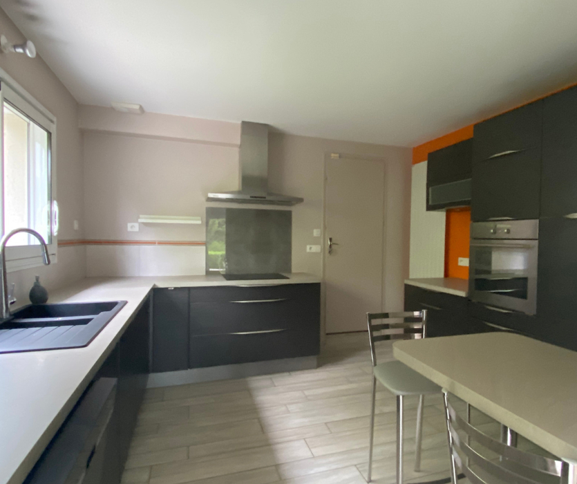 Avant home staging Sautron cuisine marron gris mir orange