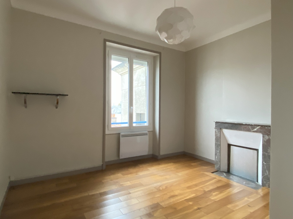Avant Home staging Nantes Chambre avec parquet fenetre cheminée