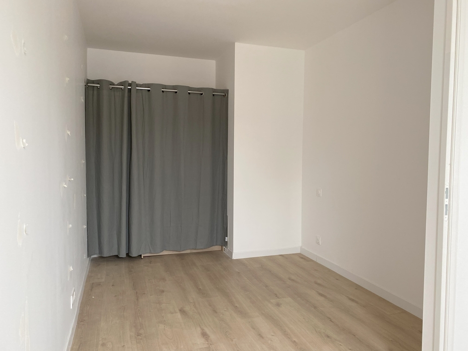Home staging Orvault maison neuve Chambre avec placard fermé par un rideau
