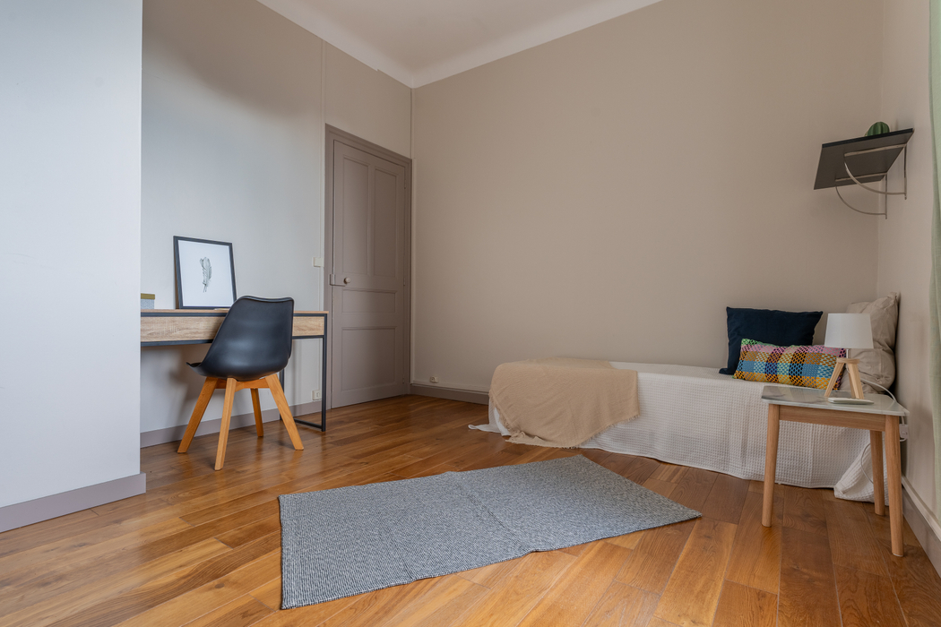 Apres Home staging Nantes chambre ado avec lit bureau chaise tapis