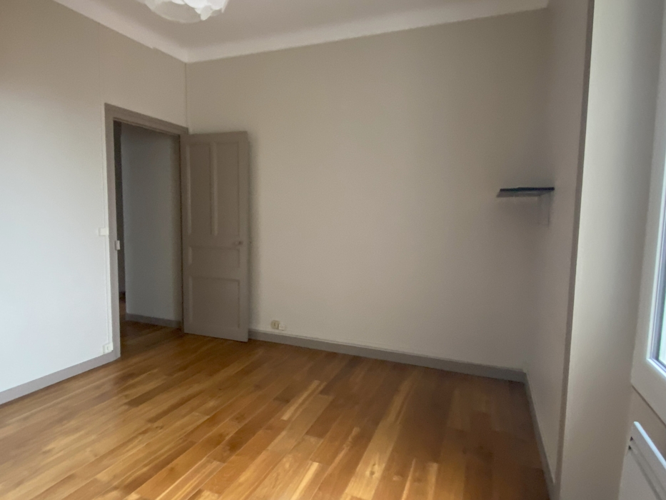 Avant Home staging Nantes piece vide avec murs beige et parquet