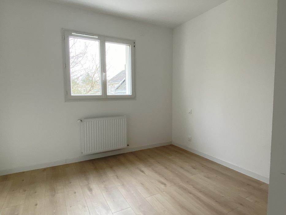 Home staging Orvault Pièce vide dans maison neuve avec murs blancs et parquet vide avant Home staging à Orvault