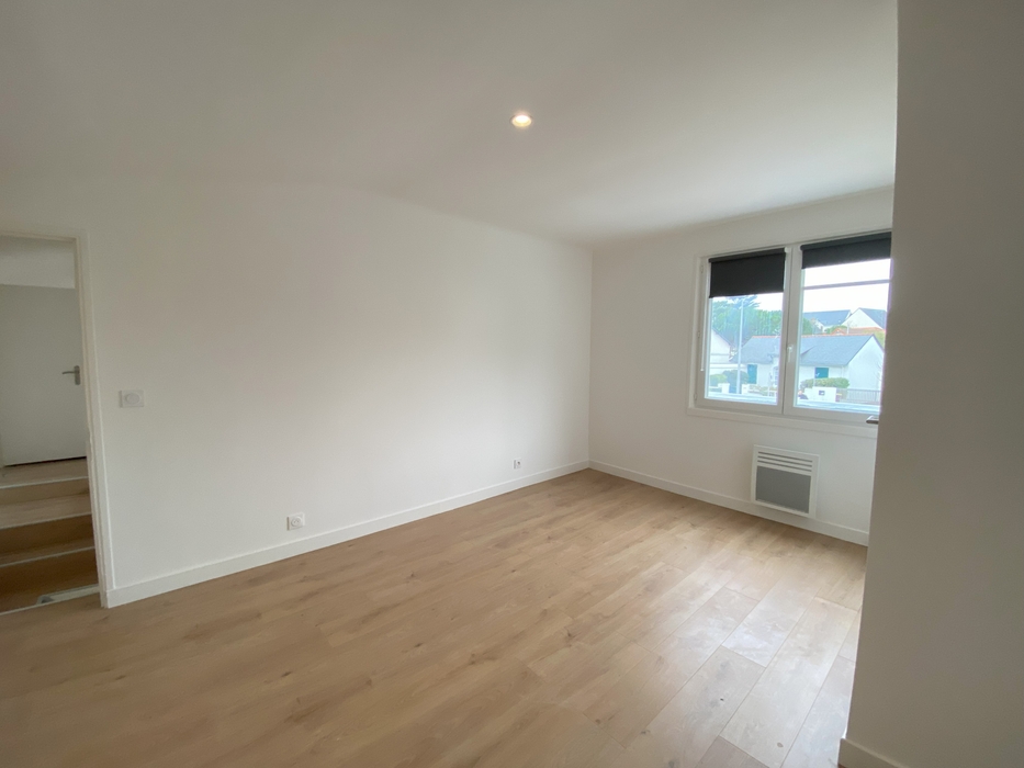 chambre spacieuse et lumineuse avec murs blancs et parquet vide  avant home staging à Pornichet