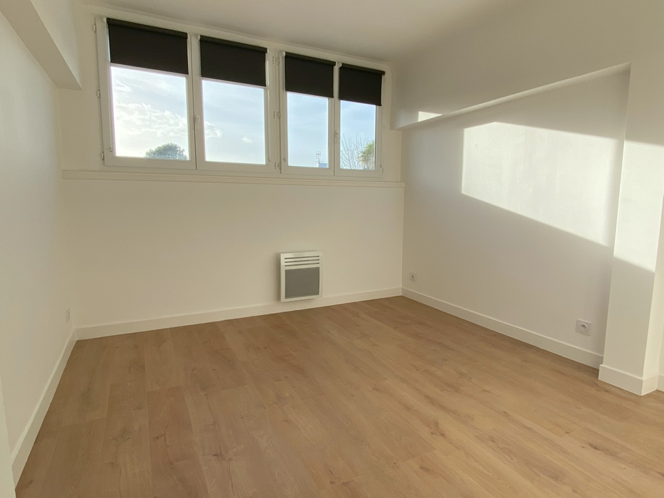 Chambre avec parquet, mures blancs et fenêtres en hauteur vide  avant home staging à Pornichet