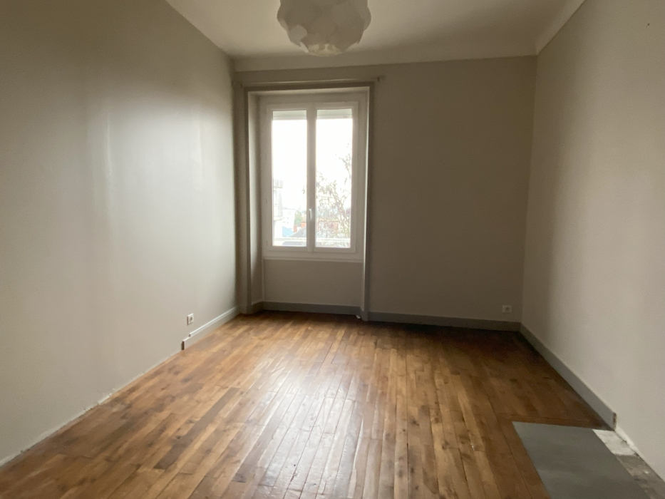Home staging Nantes chambre sombre vide avec murs beige parquet 