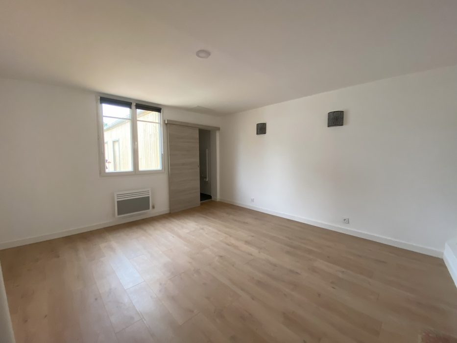 Belle suite composée d'un espace chambre, salle d'eau avant home staging à Pornichet