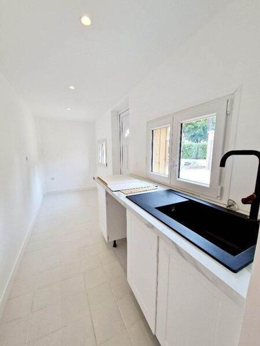 cuisine blanche avec evier noir et emplacements vides pour l'electromenager avant home staging Pornichet