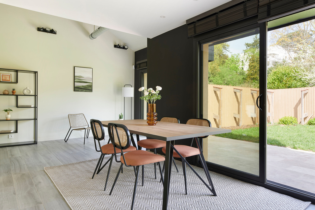 Salle a manger meublée et décorée avec table bois chaises vintage vase apres home staging a Nantes