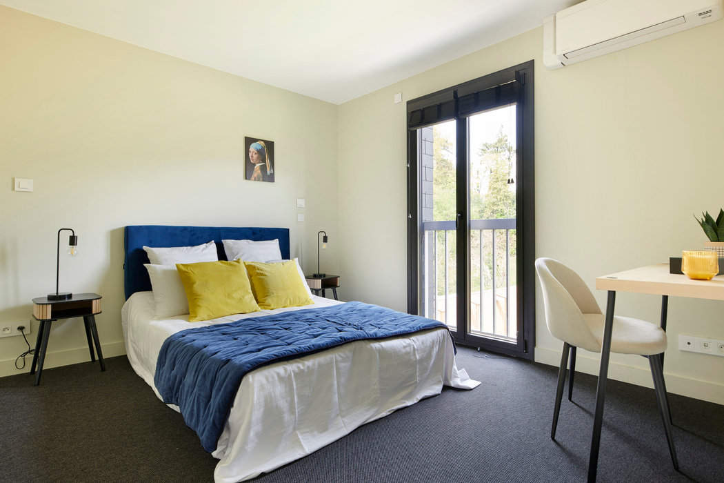 Chambre parentale avec lit double tete de lit velours bleu coussins jaune cadre apres home staging à Nantes