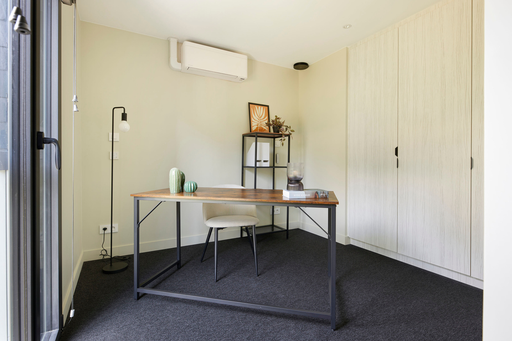 Bureau installé avec étagère chaise et accessoires apres home staging à Nantes par AntePostea