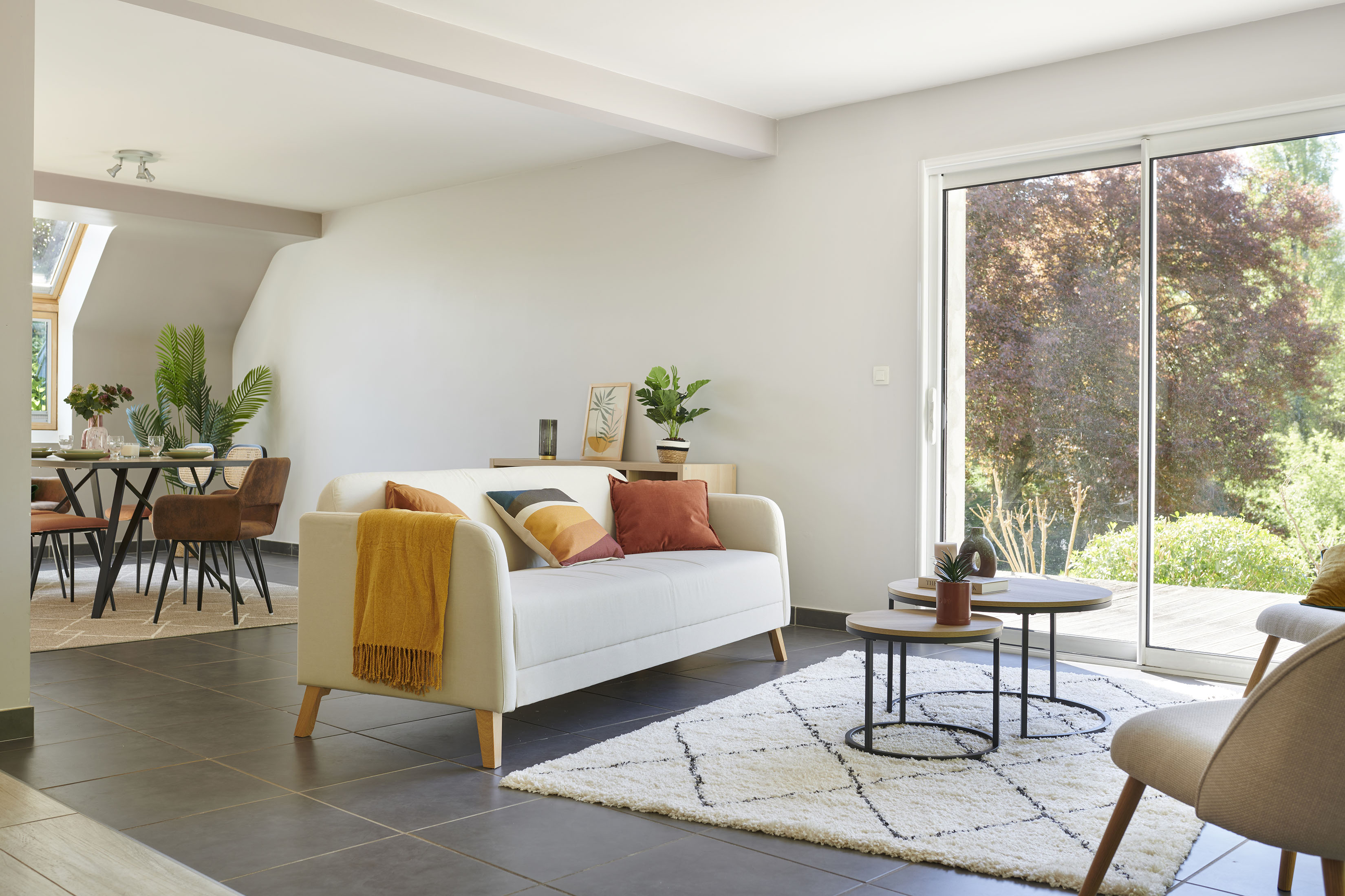 Home staging salon meublé avec canapé table tapis dans maison à vendre à Sa