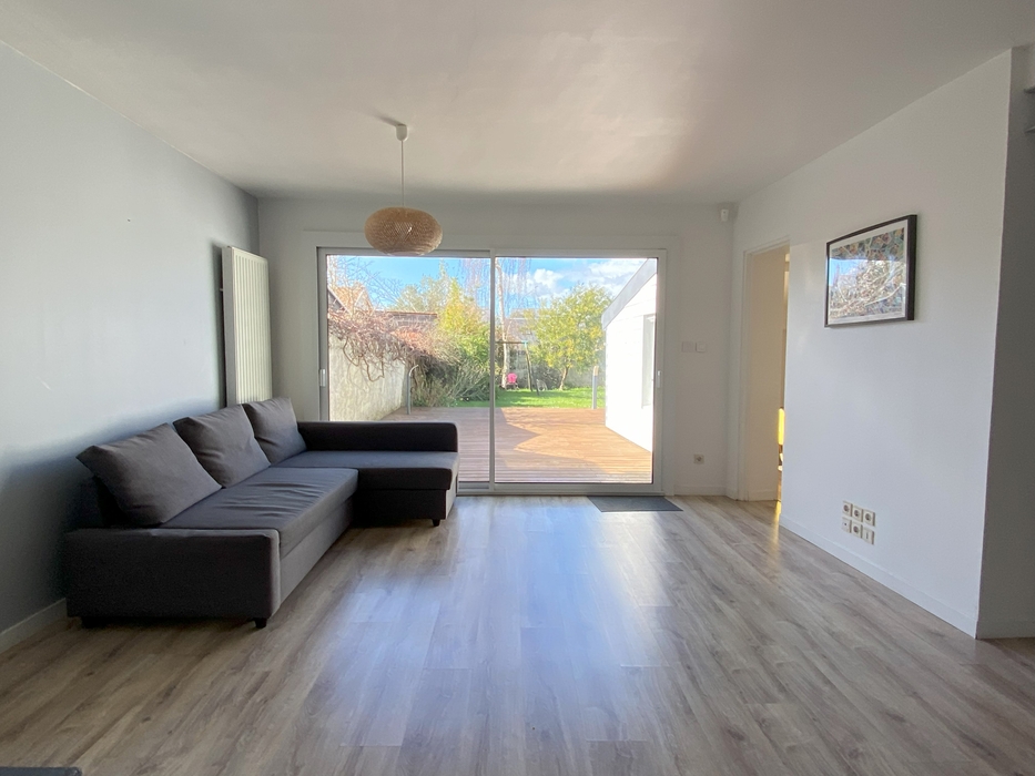 Home staging nantes salon avec canapé d'angle sur parquet et grande baie vitrée