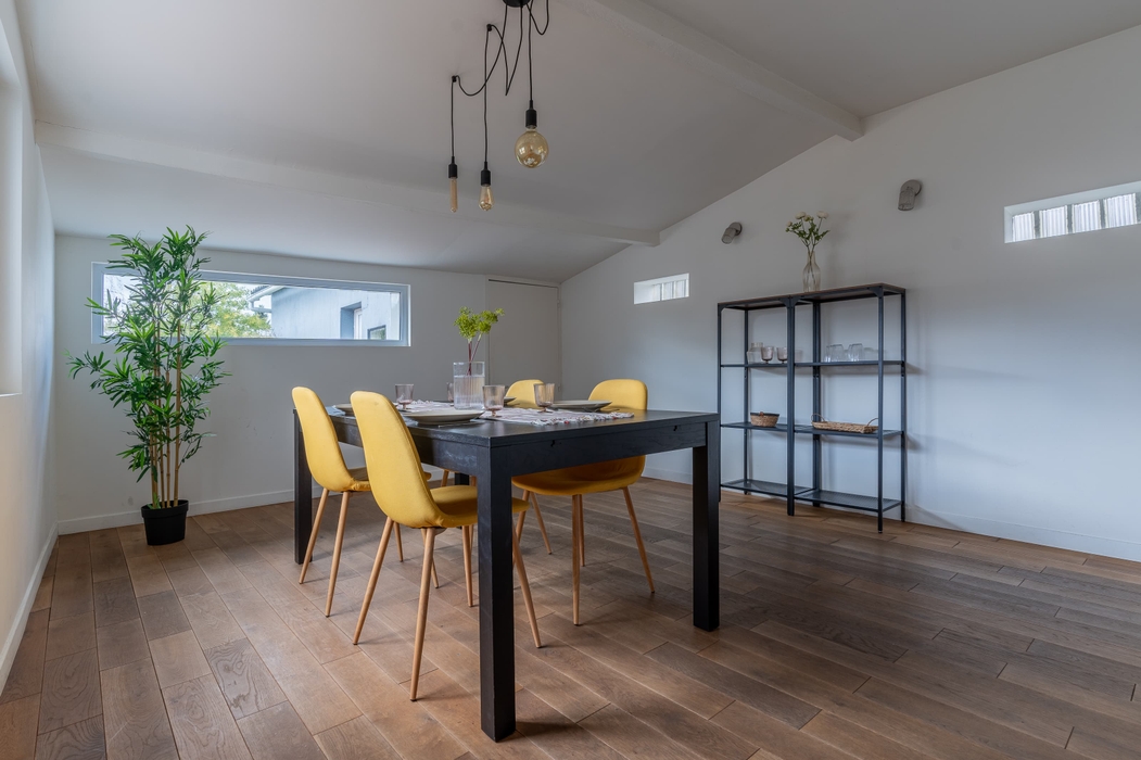 Après Home staging nantes table avec chaises jaune vaisselle plantes etagere suspension