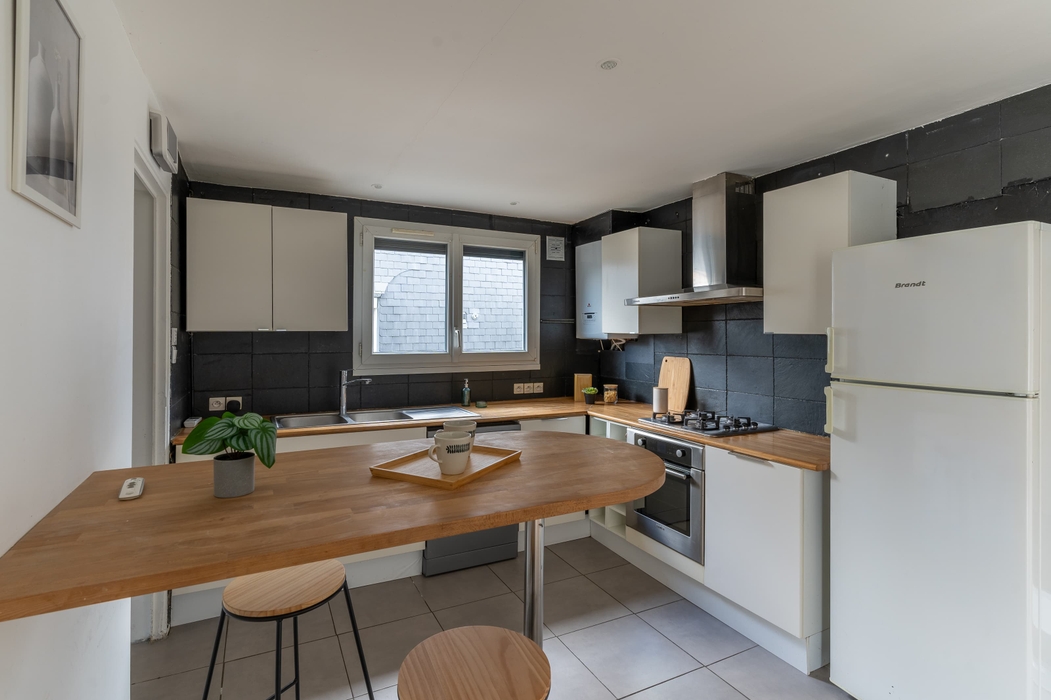 Apres Home staging nantes cuisine avec table tabourets plateau mug plante