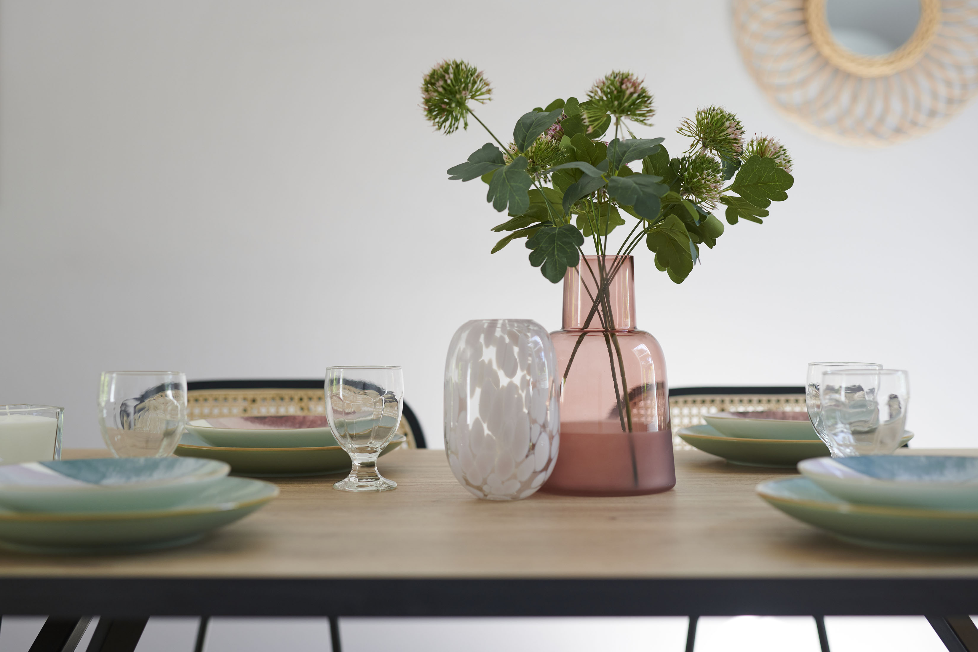 Home staging appartement temoin nantes table avec vaisselle vase plante