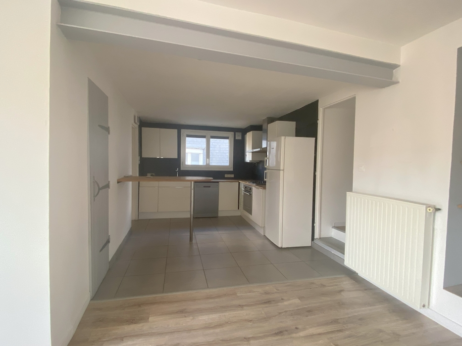 Home staging nantes cuisine vide blanche carrelage gris